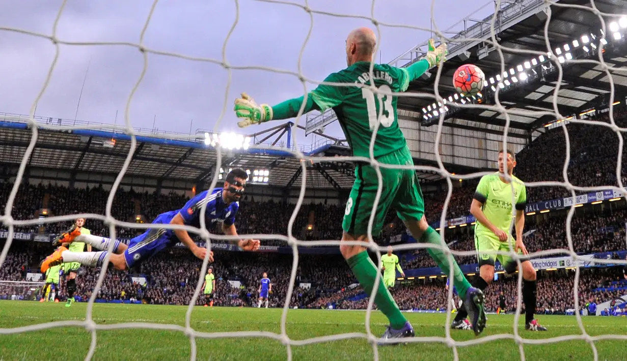Striker Chelsea, Diego Costa, menyundul bola yang berbuah gol ke gawang Manchester City dalam laga putaran kelima Piala FA di Stadion Stamford Bridge, London, Minggu (21/2/2016) malam WIB. (AFP/Glyn Kirk)