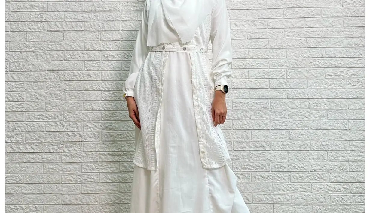 Tampil serba-putih ala Dhini Aminarti dengan sentuhan etnik sarimbit. [Foto: @dhiniaminarti]