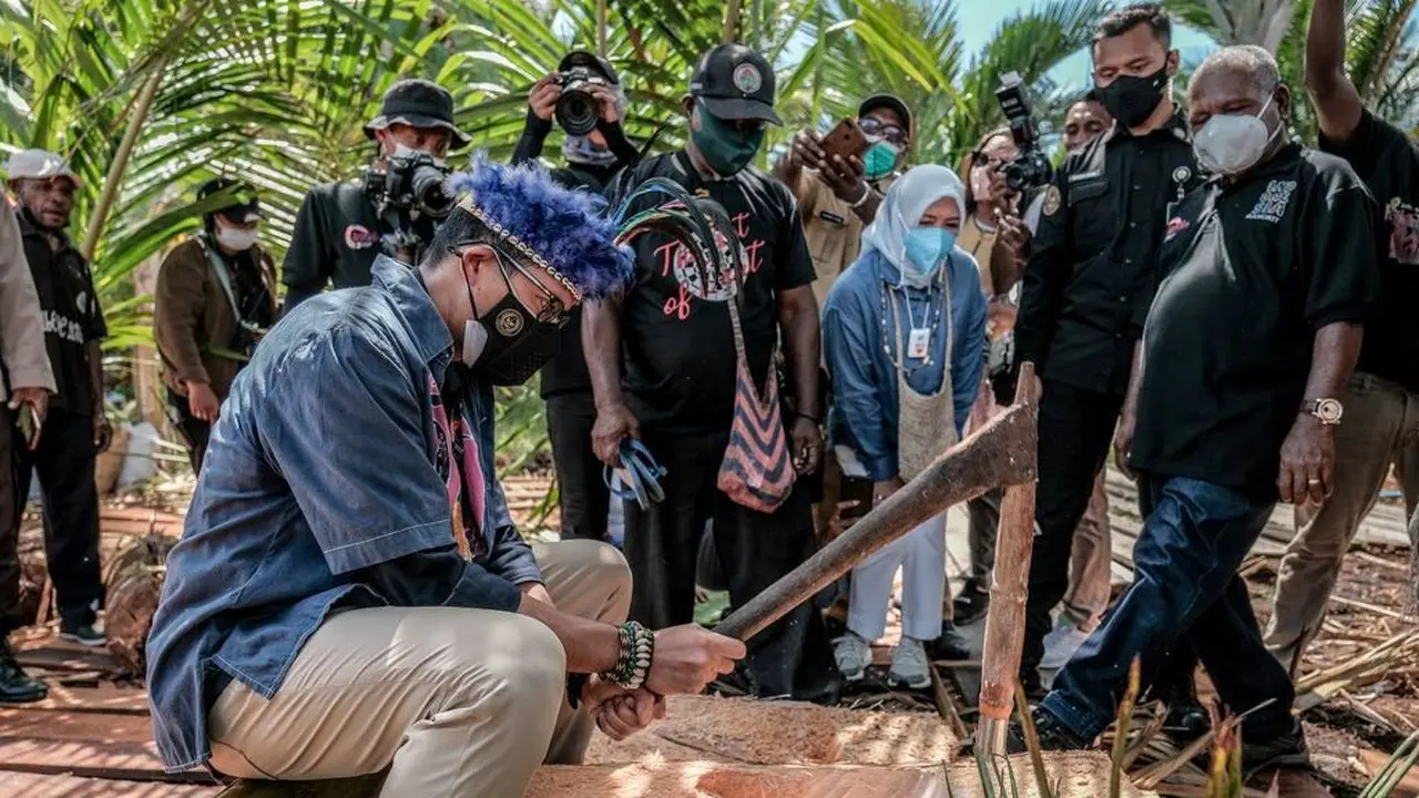 Menteri Pariwisata dan Ekonomi Kreatif (Menparekraf) Sandiaga Salahuddin Uno  saat mengunjungi Desa Wisata Kampung Yoboi, Kabupaten Jayapura, Papua pada Selasa (21/9/2021).