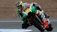 Pebalap Aprilia, Aleix Espargaro, sedang beraksi pada sesi latihan bebas pertama MotoGP Spanyol di Sirkuit Jerez, 5 Mei 2017. (EPA/Roman Rios)