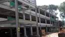 Penampakan pembagunan gedung parkir di Gelora Bung Karno (GBK) Senayan, Jakarta, Jumat (11/5). Gedung parkir tersebut nantinya siap digunakan saat perhelatan Asian Games 2018. (Liputan6.com/Angga Yuniar)