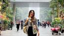 Via Vallen memulai kariernya di dunia menyanyi sejak umur 15 tahun. Penampilannya yang santai tapi terlihat berkelas, menjadi daya tarik Via Vallen. Seperti saat dirinya berfoto di Changi Airport Singapore. (Liputan6.com/IG/@viavallen)