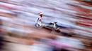 Joki Elias Mannuci menunggang kudanya saat latihan jelang pacuan kuda Palio di Siena, Italia, (29/6/2016). (Reuters/Stefano Rellandini)
