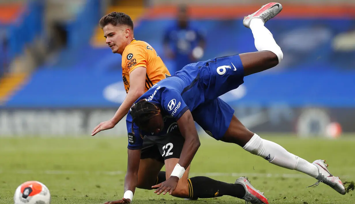 Pemain Chelsea, Tammy Abraham, berebut bola dengan pemain Wolverhampton Wanderers, Leander Dendoncker, pada laga Premier League di Stadion Stamford Bridge, Minggu (26/7/2020). Chelsea menang dengan skor 2-0. (Matthew Childs/Pool via AP)