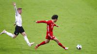 Penyerang Bayern Munchen, Leroy Sane, mencetak gol ke gawang Moenchengladbach pada laga Liga Jerman di Allianz Arena, Sabtu (8/5/2021). Bayern Munchen menang enam gol tanpa balas. (AP/Matthias Schrader, Pool)