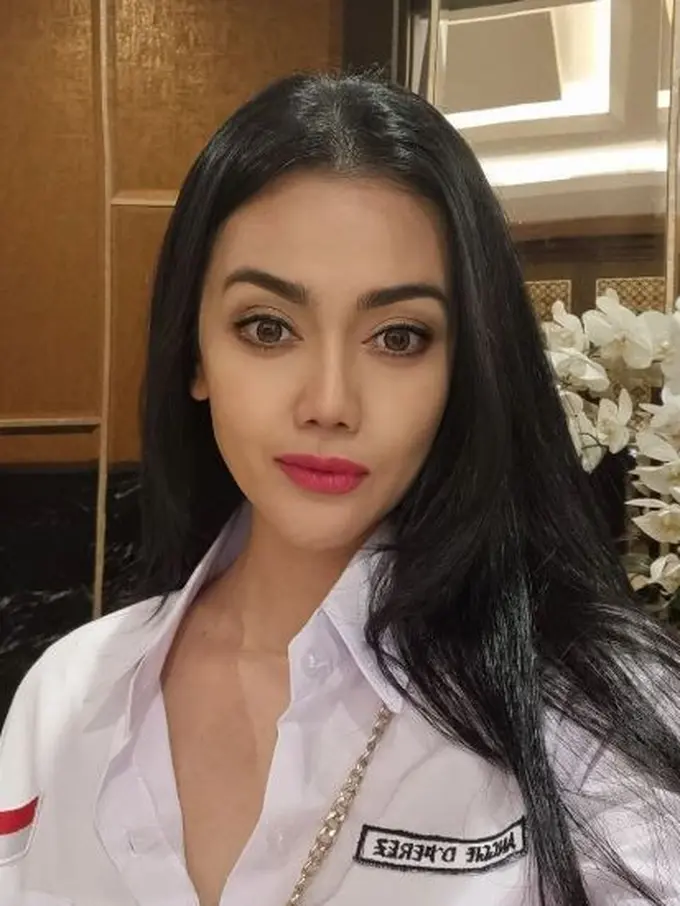 Nia Anggia, adik mendiang Julia Perez pakai seragam SMA (instagram/anggitheperez)