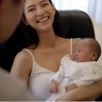 Meski sudah tidak aktif lagi di dunia hiburan, kabar Nadia Saphira selalu dinanti. Kini ia telah memiliki seorang anak laki-laki. Meski begitu penampilannya tak berubah sejak memerankan film Jomblo. Berikut penampilannya. (@nadsap)