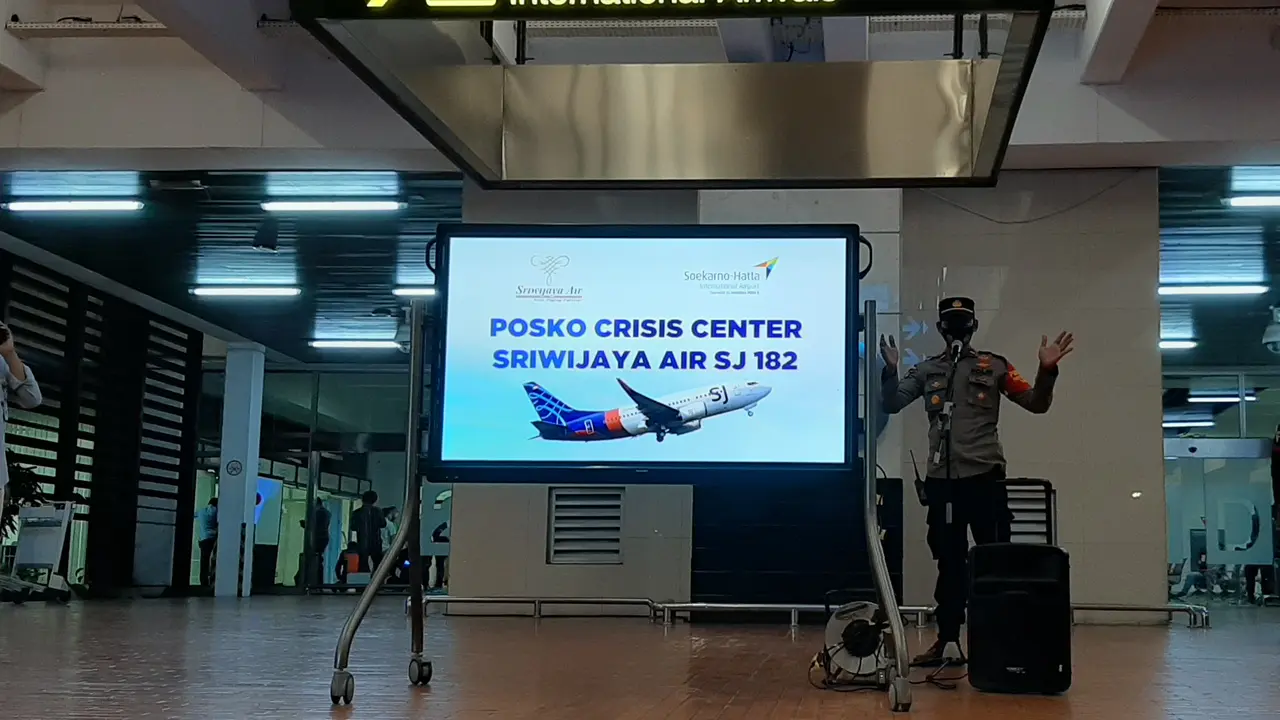 TNI-Polri, PT Angkasa Pura II, Avsec hingga Sriwijaya Air mendirikan posko crisis center terkait Sriwijaya Air SJ 182 yang diduga jatuh