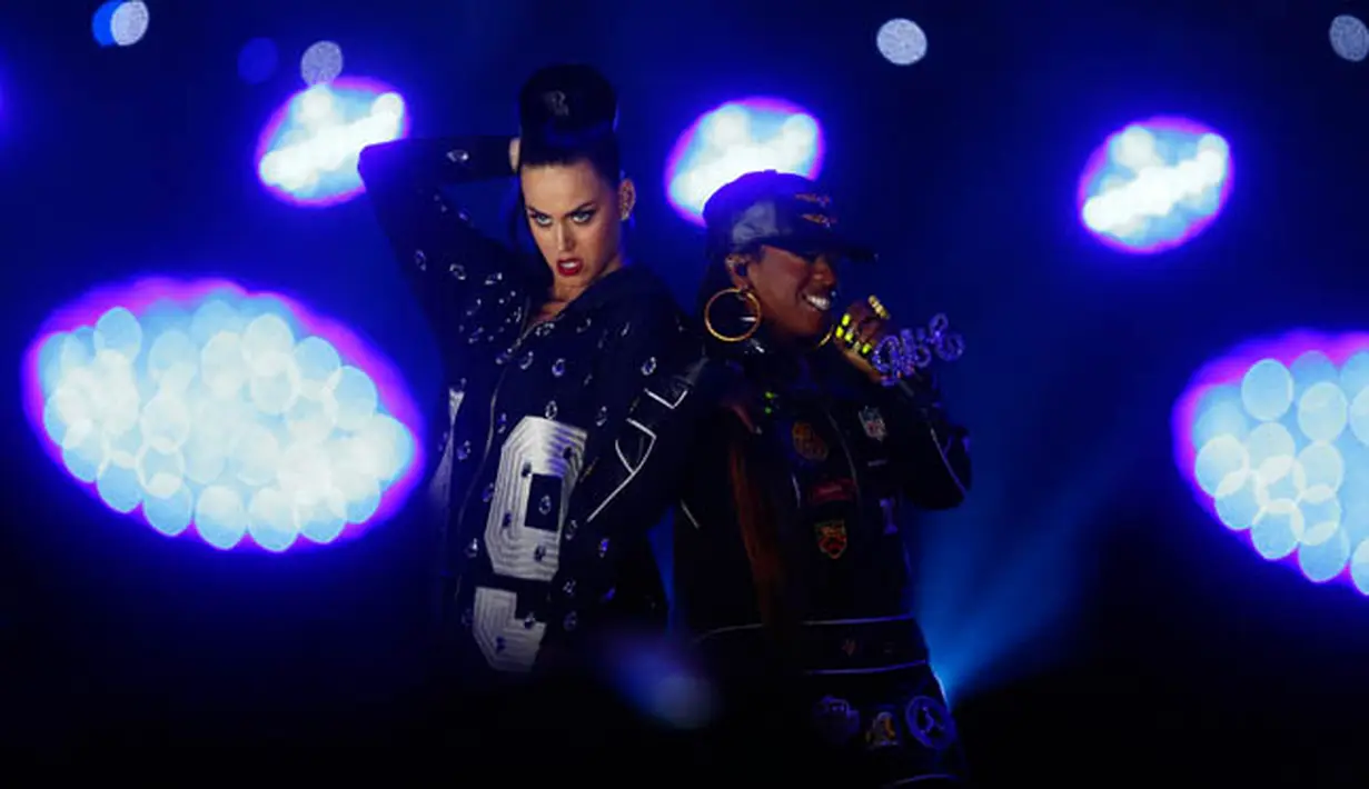 Katy Perry dan Missy Elliott saat berkolaborasi di ajang Super Bowl XLIX Halftime Show di University of Phoenix Stadium, Arizona, Amerika Serikat, Minggu (1/2/2015). (Kirby Lee-USA TODAY Sports)