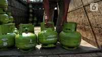 Pekerja melakukan bongkar muat  tabung gas LPG 3kg di Kawasan Tangerang, Banten, Rabu (9/8/2023). (Liputan6.com/Angga Yuniar)