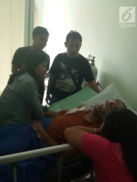 Seorang pria korban minuman keras buatan atau miras oplasan mendapat perawatan di rumah sakit di Cicalengka, Jawa Barat (11/4). (Liputan6.com/Pool/Polda Jabar)