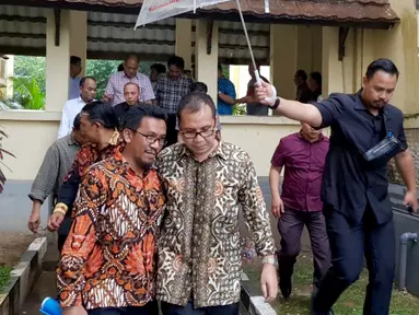 Wali Kota Makassar Mohammad Ramdhan Pomanto alias Danny Pomanto (kanan) didampingi pengacaranya saat menghadiri pemeriksaan Dit Reskrimsus Polda Sulsel, Kamis (21/6). Pemeriksaan ini dilakukan di hari pertama kerja setelah cuti Lebaran. (Liputan6.com/HO)