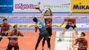 Pevoli Jakarta BNI Taplus, Dhani Angriawan, melakukan smash saat melawan Jakarta Pertamina Energi pada final four seri kedua Proliga 2016 di GOR Amongrogo, Yogyakarta, Minggu (9/5/2016). (Bola.com/Vitalis Yogi Trisna)
