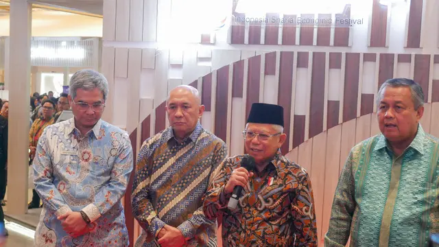 Wakil Presiden Ma’ruf Amin, Menteri Koperasi dan UKM Teten Masduki dan Gubernur Bank Indonesia Perry Wajiyo dalam pembukaan Indonesia Sharia Economic Festival (ISEF) ke-10 di JCC Jakarta. (Dok ISEF)