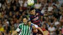 Pemain Barcelona, Neymar, duel dengan pemain Real Betis, Alvaro Cejudo, dalam laga La Liga Spanyol di Stadion Benito Villamarin, Sevilla, Minggu (1/5/2016) dini hari WIB. (AFP/Cristina Quicler)