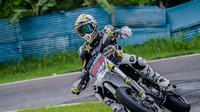 Mevans Sanggramawijaya berlatih menggunakan motor supemoto di Sirkuit Sentul. (Istimewa)