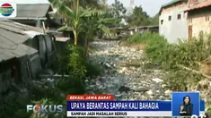 Hari ini, ratusan warga bersama pejabat di lingkungan pemerintah Kabupaten Bekasi serta anggota TNI dan Polri berkumpul di sekitar kali yang belakangan ini ramai diberitakan.