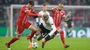 Pemain Besiktas, Talisca berebut bola dengan pemain Bayern Munchen, Javi Martinez dan Arturo Vidal pada pertandingan pertama babak 16 besar Liga Champions di Allianz Arena, Selasa (20/2). Bayern menang telak dengan skor 5-0. (Matthias Balk/dpa via AP)