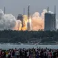 Roket Long March 5B membawa modul inti Stasiun Luar Angkasa Tianhe lepas landas dari Pusat Peluncuran Luar Angkasa Wenchang di Provinsi Hainan, China, Rabu (29/4/2021). Saat ini, satu-satunya stasiun ruang angkasa di orbit adalah Stasiun Ruang Angkasa Internasional, tidak termasuk China. (STR/AFP)