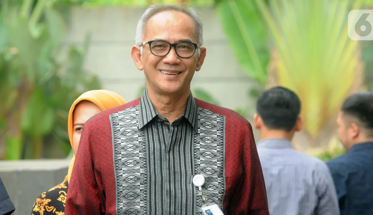 Sekretaris Jenderal Kementerian Perdagangan (Kemendag) Oke Nurwan memenuhi panggilan penyidik KPK di Jakarta, Selasa (5/11/2019). Oke Nurwan dipanggil terkait kasus dugaan suap pengurusan izin impor bawang putih yang menjerat mantan anggota Komisi VI DPR I Nyoman Dhamantra. (merdeka.com/Dwi Narwoko)