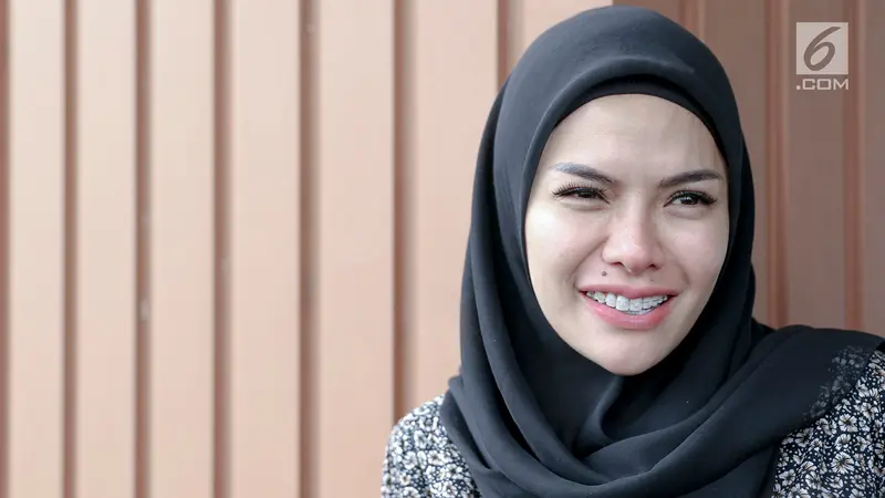 Hadiri Sidang Isbat, Nikita Mirzani Kenakan Jilbab Hitam