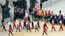 State Gun Carriage membawa peti mati Ratu Elizabeth II meninggalkan Westminster Hall untuk dimakamkan di Westminster Abbey, London, Inggris, Senin (19/9/2022). Ratu Elizabeth II dikabarkan akan dimakamkan di brankas kerajaan yang disebut Kapel Memorial Raja George VI di Kastil Windsor. (Stefan Rousseau/Pool Photo via AP)