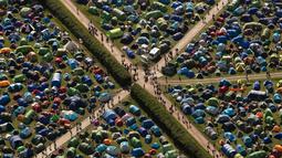 Pemandangan udara menunjukkan deretan tenda di lokasi kemah Festival Glastonbury, Worthy Farm, Somerset, Inggris, Kamis (27/6/2019). Ribuan orang mendirikan tenda untuk menyaksikan pertunjukan musik di Festival Glastonbury. (Aaron Chown / PA Wire (/ PA via AP)