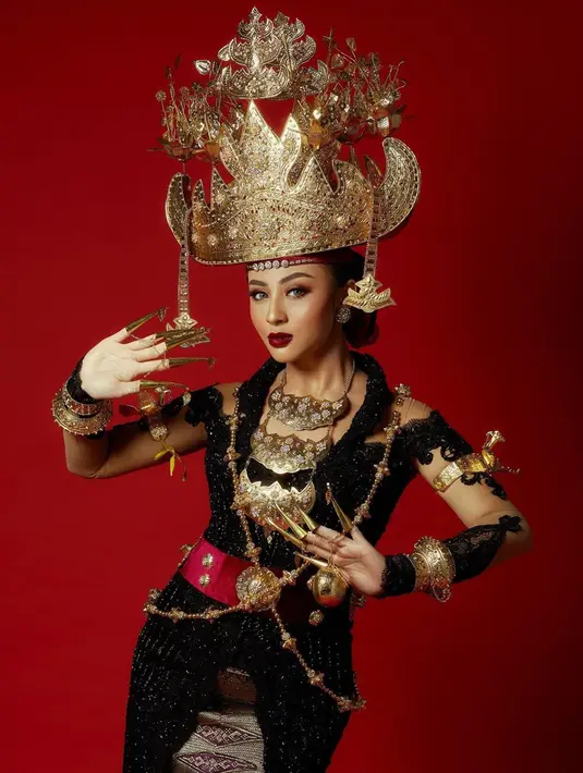 Kenakan baju adat Lampung, Margin Wieheem semakin memukau dengan riasan di kepalanya. Aksesori lainnya yang identik dengan baju adat Lampung tentunya punya keunikan tersendiri. Polesan makeup-nya juga membuat penampilan bintang sinetron Bismillah Cinta ini makin cantik menawan. (Liputan6.com/IG/@marginw)