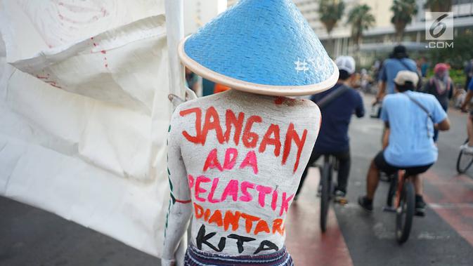 Sejumlah aktivis lingkungan menggelar pawai 'Bebas Plastik' di kawasan MH Thamrin menuju Taman Aspirasi Monas, Jakarta, Minggu (21/7/2019). Pawai itu untuk mengajak masyarakat agar tidak lagi menggunakan plastik sekali pakai karena sampahnya akan merusak lingkungan. (Liputan6.com/Immanuel Antonius)