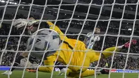 Bek Argentina Nicolas Otamendi mencetak gol ke gawang Paraguay yang dikawal Carlos Coronel pada pertandingan kualifikasi Piala Dunia 2026&nbsp;Zona CONMEBOL di Estadio Mas Monumental, Buenos Aires, Jumat, 13 Oktober 2023. (JUAN MABROMATA / AFP)