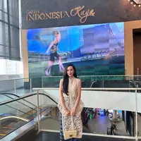 Penampilan Beby Tsabina yang kini menjadi istri pejabat pun tak luput dari atensi. Berikut potret gayanya.