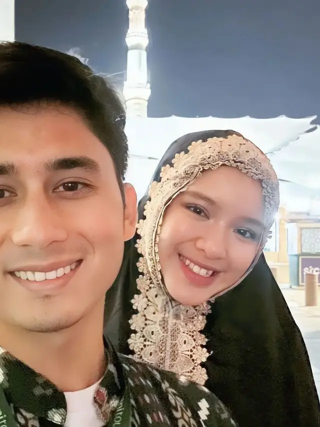 Nikmati Akhir Tahun Bareng, Ini 7 Potret Tiara Andini dan Alshad Ahmad Jalani Umrah