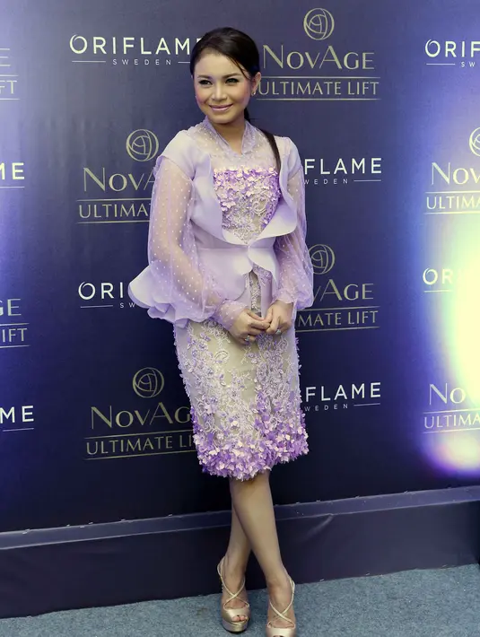 Untuk menjaga pori-pori terus fresh saat tidur, ia selalu membersihkan make up. (Nurwahyunan/Bintang.com)