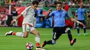 Penyerang Meksiko, Javier Hernandez, berusaha melewati  bek Uruguay, Jose Gimenez, pada laga Grup C Copa Amerika. Sementara satu-satunya gol Uruguay diciptakan oleh Diego Godin. (AFP/Jennifer Stewart)
