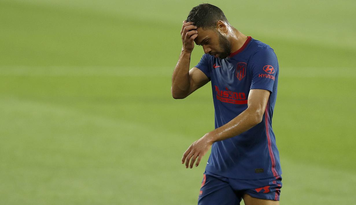 Para pemain Atletico Madrid tampak kecewa usai ditaklukkan Sevilla pada laga Liga Spanyol di Stadion Ramon Sanchez-Pizjuan, Minggu (4/4/2021). Sevilla menang dengan skor 1-0. (AP Photo/Angel Fernandez)