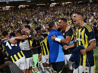 Para pemain Fenerbahce merayakan gol yang dicetak oleh Talisca pada laga leg kedua putaran ketiga kualifikasi Liga Champions 2025/2026 melawan Feyenoord di Fenerbahçe Sükrü Saracoglu Sport Complex, Istanbul, Turki, Selasa (12/08/2025) waktu setempat. (AFP/Ozan Kose)