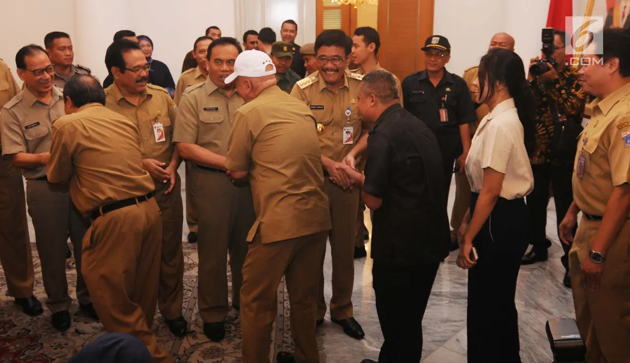 Gubernur DKI Jakarta Djarot Saiful Hidayat menyalami sejumlah pegawai negeri sipil (PNS) Pemerintahan Kota Jakarta ketika halal bihalal di Balaikota Jakarta, Senin (3/7). (Liputan6.com/Gempur M Surya)