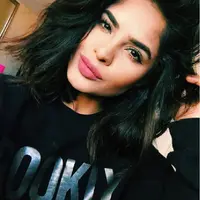 Navprett Banga, memiliki wajah yang mirip dengan Priyanka Chopra (via. Instagram/browngirllifts)