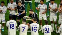 Selebrasi Emiliano Martinez setelah Aston Villa memenangi gelar juara Liga Europa. (YASIN AKGUL / AFP)