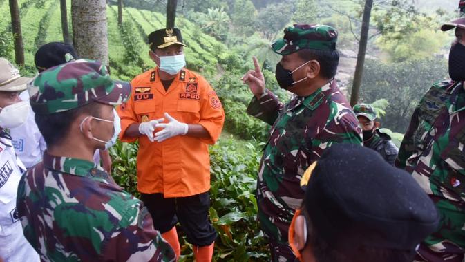 Wakil Gubernur Jawa Barat Uu Ruzhanul Ulum meninjau korban banjir bandang Gunung Mas Puncak, di Kampung Gunung Mas Desa Tugu Selatan Kecamatan Cisarua Kabupaten Bogor, Rabu (20/1/2021). (Foto: Humas Jabar)