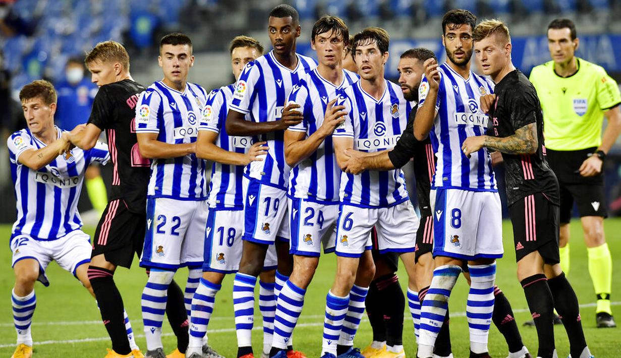 Pemain Real Madrid saat melawan Real Sociedad pada laga Liga Spanyol di Stadion Anoeta, Minggu (20/9/2020). Kedua tim bermain imbang 0-0. (AP/Alvaro Barrientos)