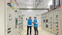 Petugas PLN melakukan pengecekan jaringan listrik melalui ruang kontrol di Jakarta. (Antara)