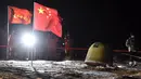 Kapsul pembawa pulang wahana antariksa Chang'e-5 mendarat di Siziwang, China, 17 Desember 2020. Chang'e-5 membawa sampel Bulan pertama yang diambil oleh China sekaligus sampel Bulan terbaru di dunia selama lebih dari 40 tahun. (Xinhua/Ren Junchuan)