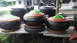 Tempat sampah dari ban mobil bekas buatan Agus Baiku di Pentadio Barat, Gorontalo, Senin (31/12). Agus Baiku bisa mendapat penghasilan hingga Rp 500ribu per hari dari menjual produk kerajinan tangan berbahan ban bekas. (Liputan6.com/Arfandi Ibrahim)