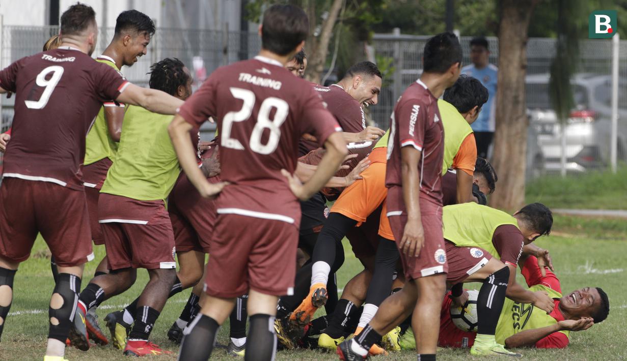 Pemain Persija Jakarta tampak ceria saat sesi latihan jelang laga Liga 1 di Lapangan ABC, Senayan, Jakarta, Sabtu (08/12). Persija akan berhadapan dengan Mitra Kukar. (Bola.com/M Iqbal Ichsan)