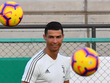 Striker Juventus, Cristiano Ronaldo, saat sesi latihan jelang laga Supercoppa Italia di Stadion King Abdullah Sports City, Selasa (15/1). Juventus akan berhadapan dengan AC Milan. (AFP/Giuseppe Cacace)