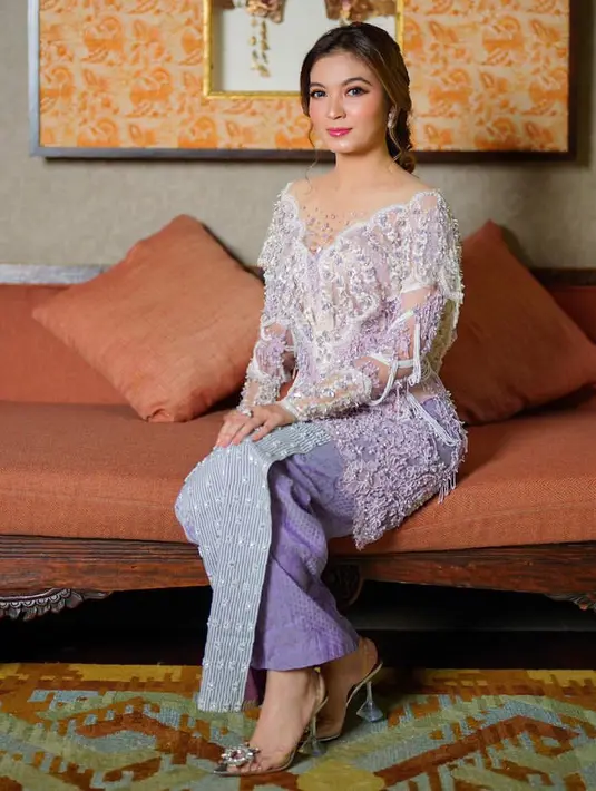 <p>Kebaya tersebut dibuat oleh AnSoe, yang dipadukan dengan heels transparan dari Manolo Blahnik. [@byansoe]</p>