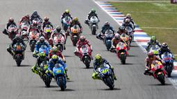 Valentino Rossi sudah memimpin lomba sejak start. (Reuters)