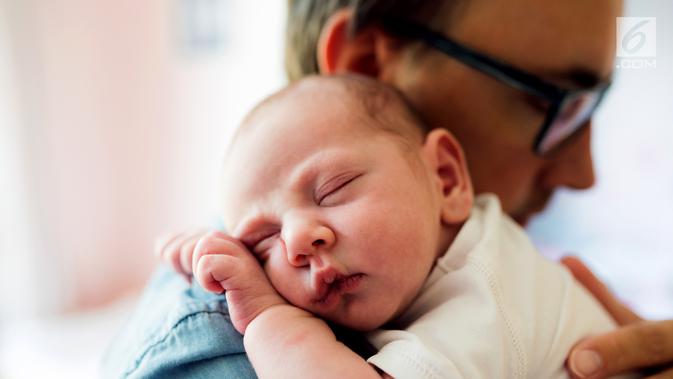 Ilustrasi ayah menggendong Bayi (iStockphoto)