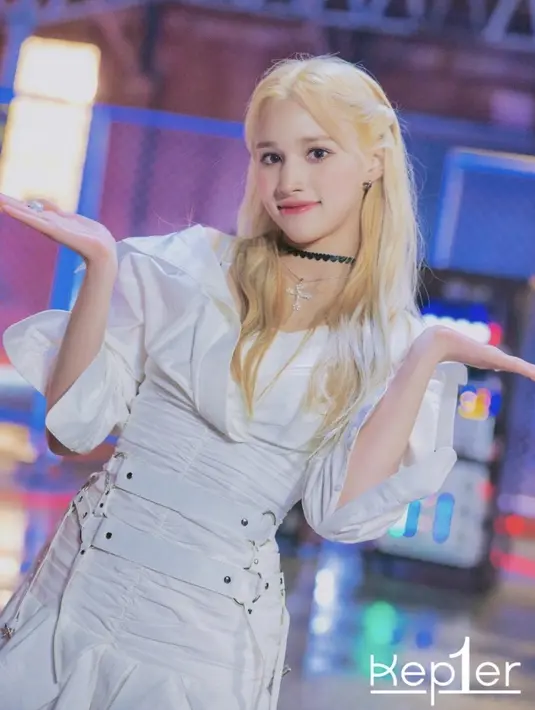 Mengenakan dress putih dengan rambut blondenya semakin membua Bahiyyih bak Barbie. Agar tidak terlau pucat karena kulit putihnya, Bahiyyih juga mengenakan blushon pink dan lipstik ombre.  (@kep1er.world)